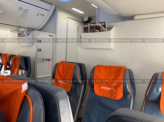 Салон самолета компании Аэрофлот. Места для пассажиров. Boeing 737-800. Хвостовая часть. Редакционное фото, фотограф Мария Симакова / Фотобанк Лори