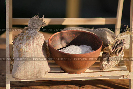 Salt extraction in a retro salt factory. Salt in a clay pot extracted for sale. Стоковое фото, фотограф Андрей Журавлев / Фотобанк Лори