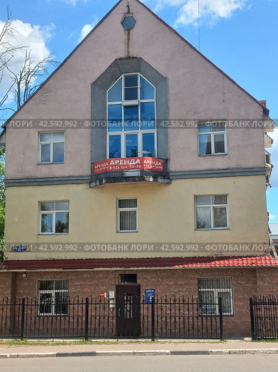 Самое старое сохранившееся строение Реутова. Построено около 1790 года. Ашхабадская улица, 16/1.Город Реутов. Балашихинский район. Московская область (2023 год). Редакционное фото, фотограф lana1501 / Фотобанк Лори