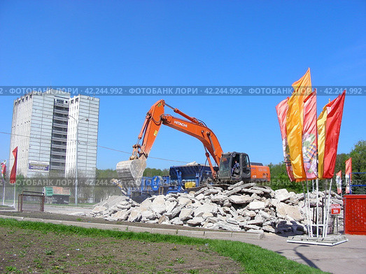 Самоходный комплекс первичного дробления Sandvik Fintec 1107. Реконструкция Гольяновского пруда. Город Москва (2011 год). Редакционное фото, фотограф lana1501 / Фотобанк Лори