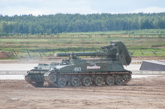 Самоходный советский 240-мм миномёт 2С4 Тюльпан (объект 240) стоит на полигоне на Международном военно-техническом форуме "Армия-2017". Московская область, полигон "Алабино" Редакционное фото, фотограф Малышев Андрей / Фотобанк Лори