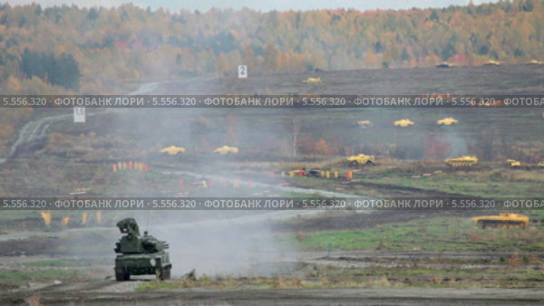 Самоходный зенитный пушечно-ракетный комплекс, военные учения на полигоне. Стоковое видео, видеограф Игорь Долгов / Фотобанк Лори