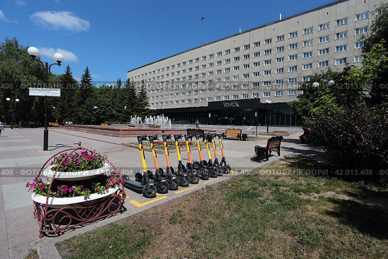 Самокаты у гостинницы Восток в 2023 году. Город Тюмень. Редакционное фото, фотограф Анатолий Матвейчук / Фотобанк Лори