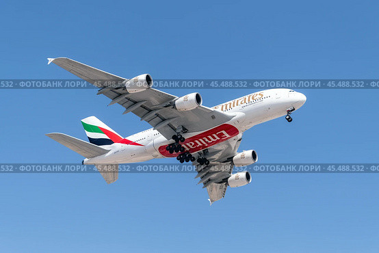 Самолёт А380-800 авиакомпании Emirates заходит на посадку. Редакционное фото, фотограф Свитич Олег / Фотобанк Лори