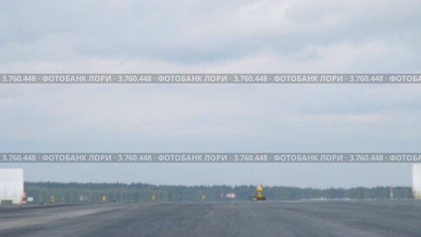 Самолет Аэрофлота идет на взлетное поле, где самолеты взлетают, аэропорт Шереметьево, тайм лапс (2011 год). Редакционное видео, видеограф Losevsky Pavel / Фотобанк Лори