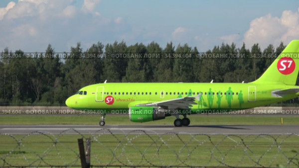 Самолет Airbus A319-114 (VP-BHF) авиакомпании "Сибирь - S7" на взлетной полосе крупным планом (2020 год). Редакционное видео, видеограф Виктор Карасев / Фотобанк Лори