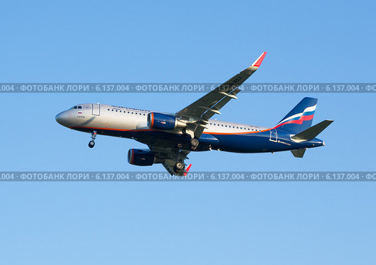 Самолет Airbus A320 авиакомпании "Аэрофлот" снижается перед заходом на посадку в аэропорту Шереметьево (2014 год). Редакционное фото, фотограф Александр Фрейдин / Фотобанк Лори