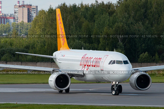 Самолет Airbus A320 Neo авиакомпании "Pegasus" на рулении в аэропорту Пулково (2016 год). Редакционное фото, фотограф Сергей Крамарев / Фотобанк Лори