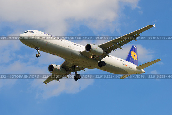 Самолет Airbus A321-131 (D-AIRO) авиакомпании "Люфтганза" перед посадкой в аэропорту Пулково (2016 год). Редакционное фото, фотограф Виктор Карасев / Фотобанк Лори