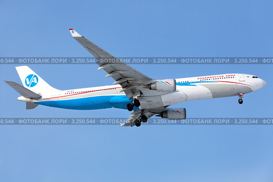 Самолет Airbus A330-300 российской авиакомпании «Владивосток Авиа» совершает посадку (2012 год). Редакционное фото, фотограф Николай Винокуров / Фотобанк Лори