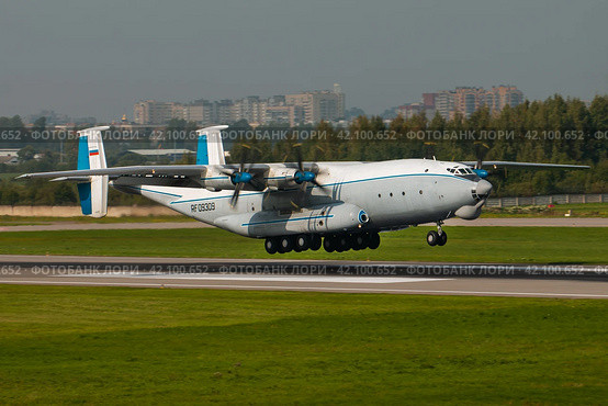 Самолет Антонов Ан-22А "Антей" ВКС России заходит на посадку в аэропорту Пулково (2018 год). Редакционное фото, фотограф Сергей Крамарев / Фотобанк Лори