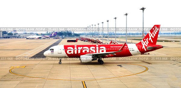 Самолет авиакомпании Air Asia в международном аэропорту Дон Муанг. Бангкок. Таиланд (2016 год). Редакционное фото, фотограф Chere / Фотобанк Лори