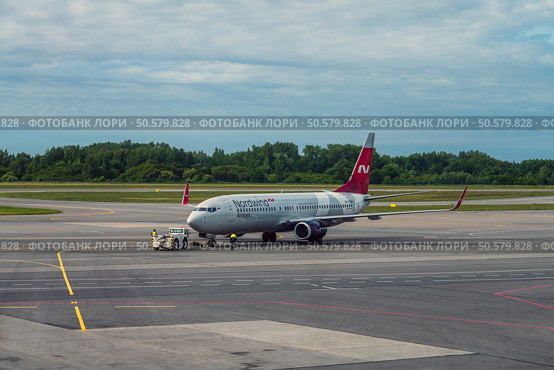 Самолет B-737-800 (RA-73269) авиакомпании «Nordwind Airlines» во время буксировки. Редакционное фото, фотограф Свитич Олег / Фотобанк Лори