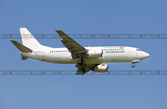 Самолет Boeing 737-341 авиакомпании "Татарстан" приземляется на взлетную полосу аэродрома (2011 год). Редакционное фото, фотограф Николай Винокуров / Фотобанк Лори