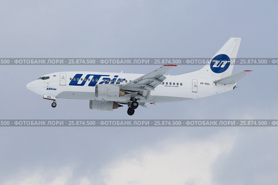 Самолет Boeing 737-500 (VP-BVL) авиакомпании Ютейр перед посадкой в аэропорту Пулково облачным днем (2017 год). Редакционное фото, фотограф Виктор Карасев / Фотобанк Лори