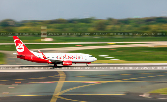 Самолет Boeing 737-76J авиакомпании AirBerlin совершает разгон на взлетной полосе аэродрома перед взлетом (2011 год). Редакционное фото, фотограф Николай Винокуров / Фотобанк Лори