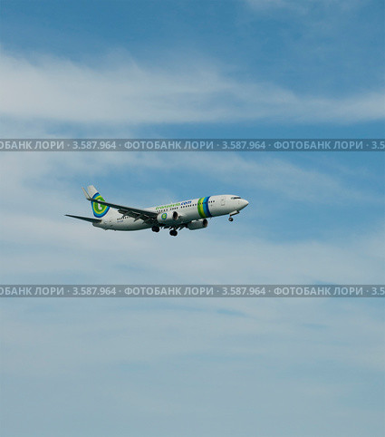 Самолет Boeing 737-8K2 компании "Transavia Airlines" набирает высоту (2012 год). Редакционное фото, фотограф Виктор Карасев / Фотобанк Лори