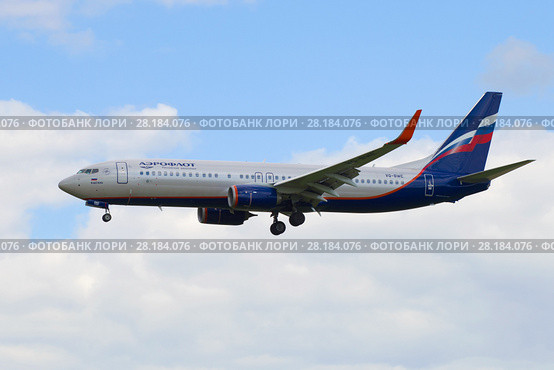 Самолет Boeing 737-8LJ "М. Щепкин" (VQ-BWE) компании Аэрофлот перед посадкой в аэропорту Пулково. Вид в профиль (2016 год). Редакционное фото, фотограф Виктор Карасев / Фотобанк Лори