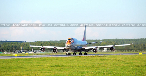 Самолёт  Boeing 747-400 EI-XLD "Южно-Сахалинск" компании  Россия (ГТК) на ВПП аэропорта Кольцово, Екатеринбург (2017 год). Редакционное фото, фотограф Алексей Иванов / Фотобанк Лори