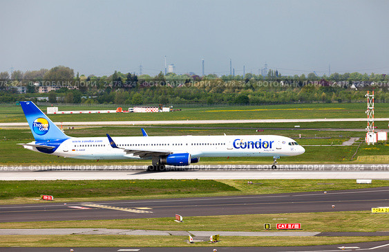 Самолет Boeing 757-300 авиакомпании Кондор, входящей в крупнейший туристический бренд Томас Кук, на взлетной полосе аэродрома (2011 год). Редакционное фото, фотограф Николай Винокуров / Фотобанк Лори