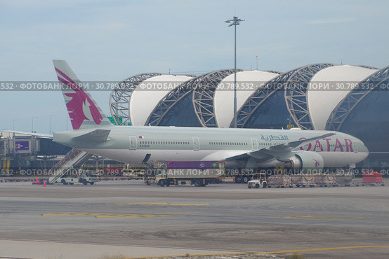 Самолет Boeing 777-300 (A7-BAT) Qatar Airways перед вылетом в аэропорту Суварнабхуми. Бангкок, Таиланд (2018 год). Редакционное фото, фотограф Виктор Карасев / Фотобанк Лори