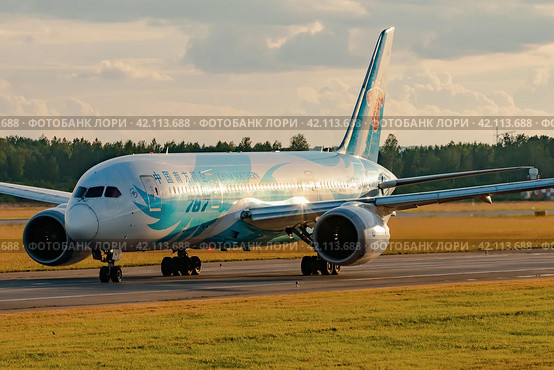 Самолет Boeing 787-8 Dreamliner авиакомпании "China Southern Airlines" на рулении в аэропорту Пулково (2016 год). Редакционное фото, фотограф Сергей Крамарев / Фотобанк Лори