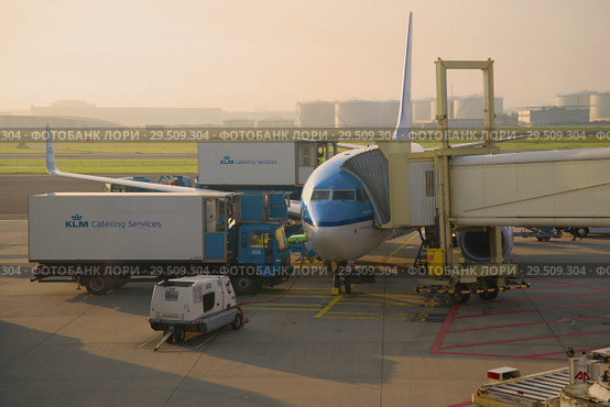 Самолет Боинг 737 авиакомпании KLM Royal Dutch Аирлинес  готовится к вылету в аэропорту Схипхол ранним солнечным утром. Амстердам, Нидерланды (2017 год). Редакционное фото, фотограф Виктор Карасев / Фотобанк Лори