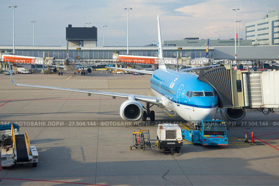 Самолет Боинг 737 авиакомпании KLM в аэропорту Схипхол солнечным днем. Амстердам (2017 год). Редакционное фото, фотограф Виктор Карасев / Фотобанк Лори