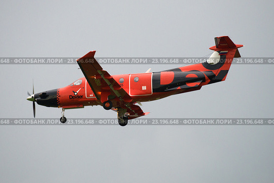 Самолет Pilatus PC-12/47E (RA-01505) российского авиатакси «Декстер» на фоне облачного неба (2016 год). Редакционное фото, фотограф Виктор Карасев / Фотобанк Лори
