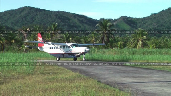 Самолет Сесна авиакомпании Air Panama приземлился на взлетное поле. Панама (2016 год). Редакционное видео, видеограф Кекяляйнен Андрей / Фотобанк Лори