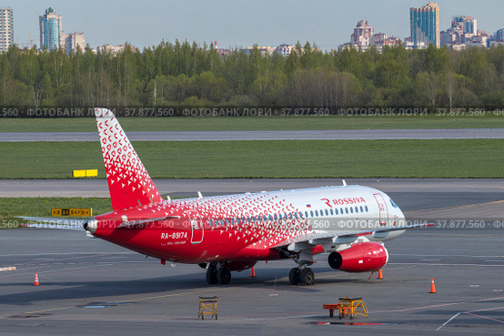 Самолет Сухой Сухой SuperJet 100-95B "Майкоп" (RA-89174) авиакомпании Rossiya - Russian Airlines на летном поле аэропрта Пулково солнечным майским днем. Санкт-Петербург (2022 год). Редакционное фото, фотограф Виктор Карасев / Фотобанк Лори