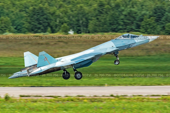 Самолет Т-50 (бортовой 051 синий) на МАКС-2017. Редакционное фото, фотограф Alexei Tavix / Фотобанк Лори