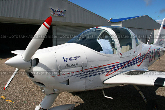 Самолет Tecnam P2002JF (RA-01792) Sierra у ангара. Россия, аэродром ФИНАМ, Большое Грызлово, авиакомпания "ЧелАвиа" (2020 год). Редакционное фото, фотограф Щеголева Ольга / Фотобанк Лори