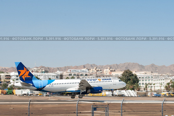 Самолет заходит на посадку. город Эйлат, Израиль. Spotting (2013 год). Редакционное фото, фотограф Александр Овчинников / Фотобанк Лори