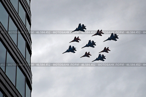 Самолеты Су-30СМ и МиГ-29 во время демонстрационного полета над городом. Стоковое фото, фотограф Артем Геодакян / ТАСС / Фотобанк Лори
