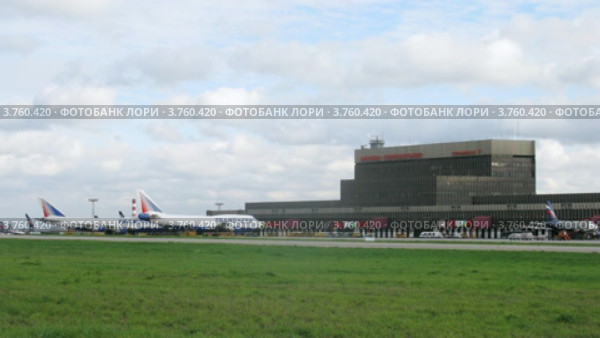 Самолеты Трансаэро стоять на поле возле здания аэропорта, тайм лапс (2011 год). Редакционное видео, видеограф Losevsky Pavel / Фотобанк Лори