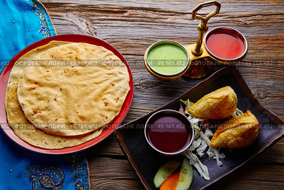 Samosa with Papadam indian recipe red and green sauces samoosa or sambusa. Стоковое фото, агентство Ingram Publishing / Фотобанк Лори