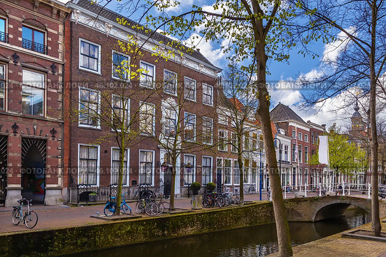 Сanal embankment in Delft, Netherlands (2016 год). Стоковое фото, фотограф Boris Breytman / Фотобанк Лори
