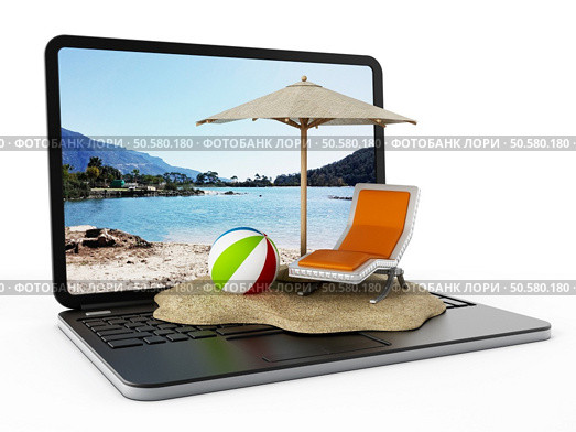 Sand, ball, sunshade and sunbed on laptop keyboard. Beach on laptop keyboard. Стоковое фото, агентство Ingram Publishing / Фотобанк Лори