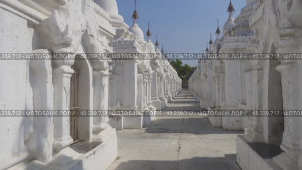 Sandamuni pagoda in Mandalay, Kuthodaw temple (2016 год). Стоковое видео, видеограф Михаил Коханчиков / Фотобанк Лори