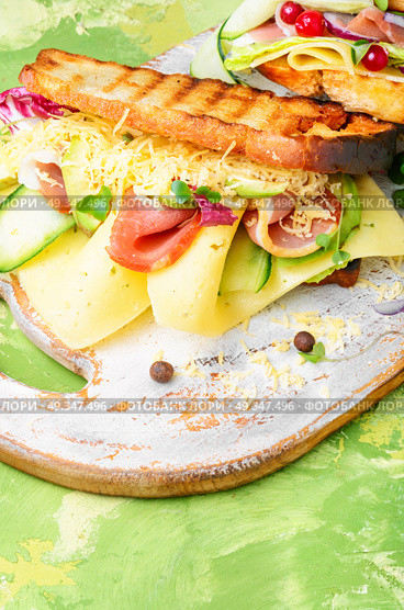Sandwiches on cutting board. Sandwiches with beef, fresh vegetables and herbs on the cutting board. Стоковое фото, агентство Ingram Publishing / Фотобанк Лори