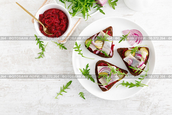 Sandwiches with salted herring fillet and beetroot pate. Top view, overhead. Стоковое фото, агентство Ingram Publishing / Фотобанк Лори