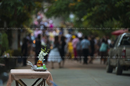 SANGKLABURI - November 19, 2016 : Thai people donated food to the monks in Sankaburi,Thailand on November 19, 2016. Sanklaburi is popular town for the tourism in Thailand. Редакционное фото, агентство Ingram Publishing / Фотобанк Лори