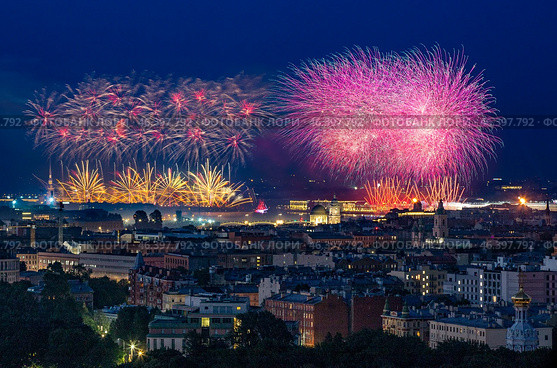 Санкт-Петербург. "Алые паруса 2024". Праздничный фейерверк над городом. Вид с высоты (2022 год). Редакционное фото, фотограф Литвяк Игорь / Фотобанк Лори