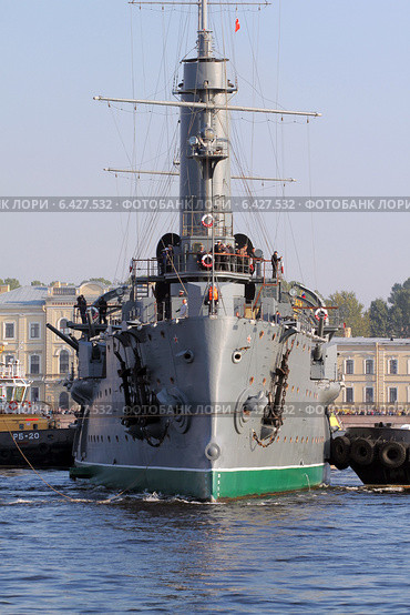 Санкт-Петербург. Буксировка крейсера "Аврора" для планового ремонта в Кронштадт (2014 год). Редакционное фото, фотограф Александр Тарасенков / Фотобанк Лори