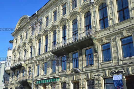 Санкт-Петербург, дом 24 на набережной реки Фонтанки на фоне синего неба. Дом Безобразовых - Доходный дом Н. И. Яфа 1881-1882 годы (2018 год). Редакционное фото, фотограф Овчинникова Ирина / Фотобанк Лори