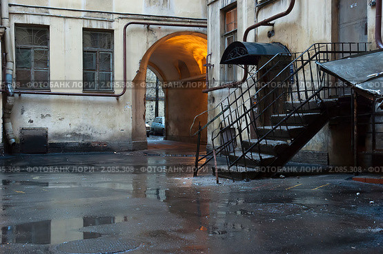 Санкт-Петербург. Дворы-колодцы. После дождя (2006 год). Редакционное фото, фотограф Александр Лычев / Фотобанк Лори