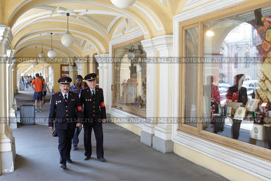 Санкт-петербург, Гостиный двор и дружинники (2016 год). Редакционное фото, фотограф Дмитрий Неумоин / Фотобанк Лори