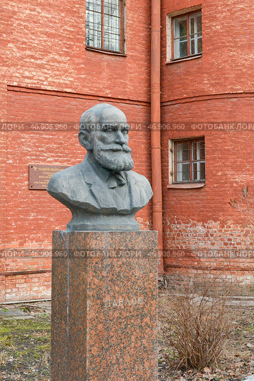 Санкт-Петербург. Институт экспериментальной медицины. Бюст академика лауреата Нобелевской премии И.П. Павлова на фоне "Башни молчания" Редакционное фото, фотограф Александр Алексеев / Фотобанк Лори