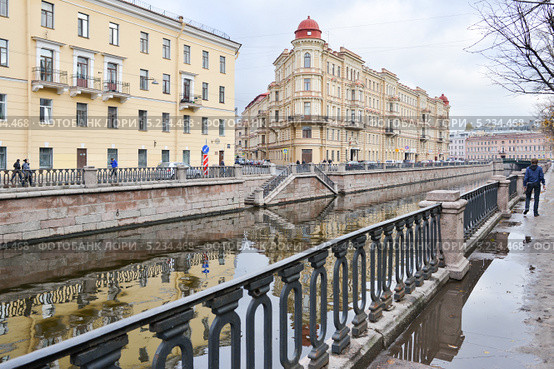 Санкт-Петербург. Осень. На канале (2013 год). Редакционное фото, фотограф Александр Алексеев / Фотобанк Лори